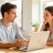 Un jeune salarié échange calmement avec une manageuse bienveillante dans un bureau lumineux au sujet de sa charge de travail.