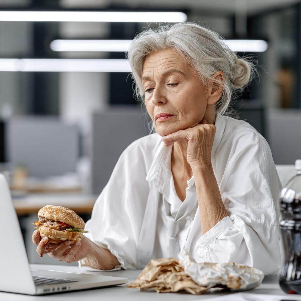 Une aidante observe le repas peu consommé d’une femme âgée à domicile.