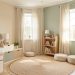 Chambre d’enfant lumineuse et sereine aux tons naturels, avec rangements discrets et coin lecture confortable.