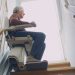 Personne âgée se levant d’un fauteuil releveur après une opération de la hanche.