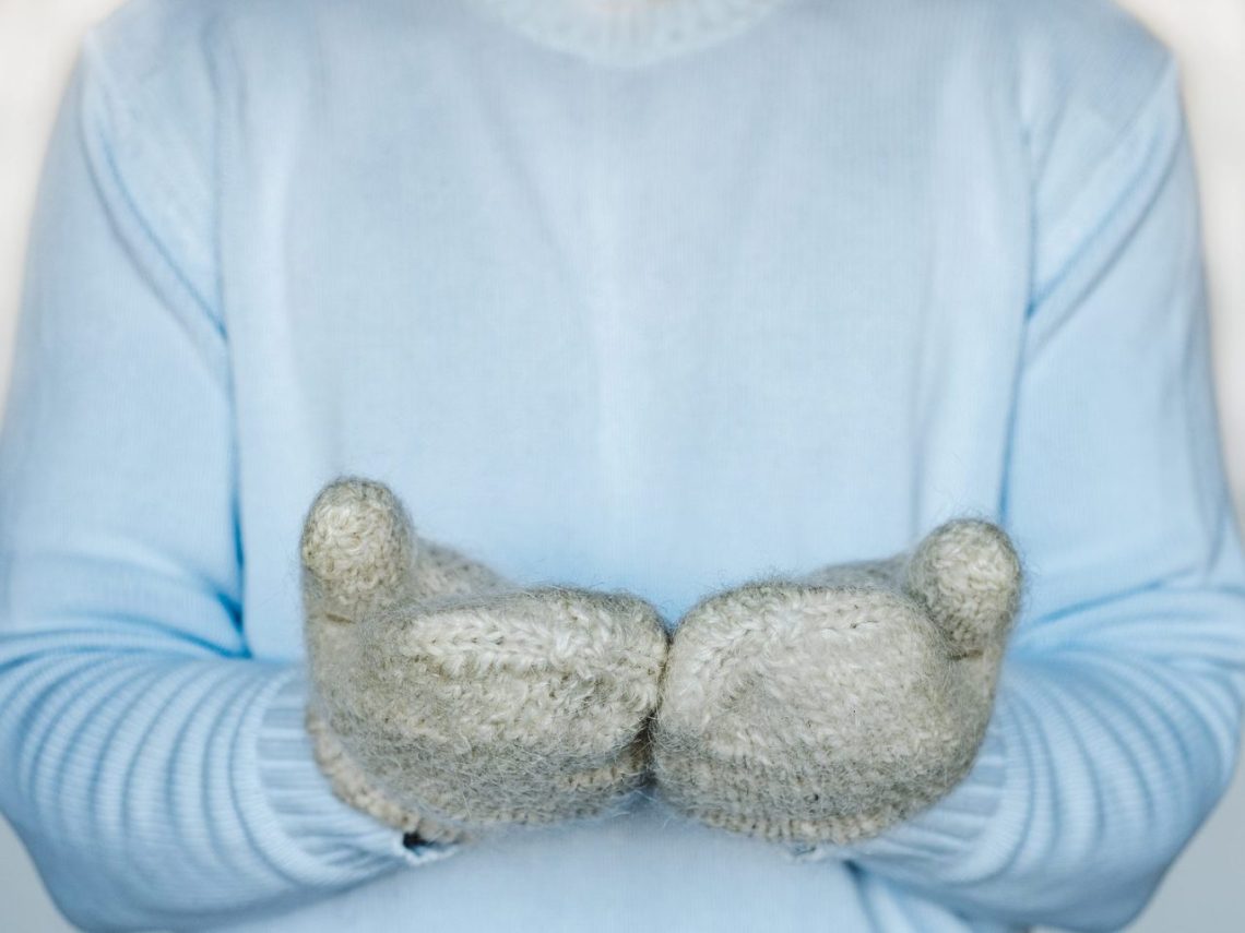 Personne présentant des doigts pâles et bleutés lors d’une crise de maladie de Raynaud.