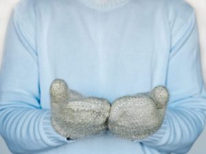 Personne présentant des doigts pâles et bleutés lors d’une crise de maladie de Raynaud.