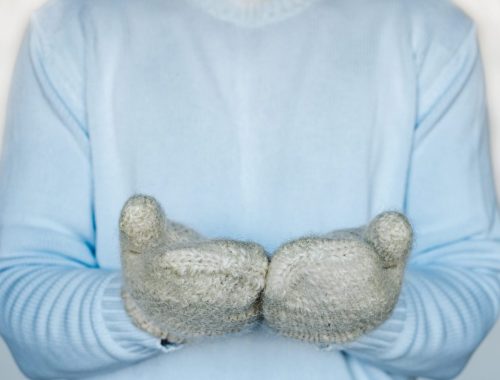 Personne présentant des doigts pâles et bleutés lors d’une crise de maladie de Raynaud.