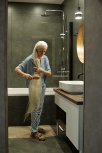 Personne âgée de 74 ans se levant la nuit pour aller aux toilettes.