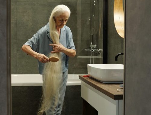 Personne âgée de 74 ans se levant la nuit pour aller aux toilettes.