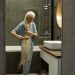 Personne âgée de 74 ans se levant la nuit pour aller aux toilettes.