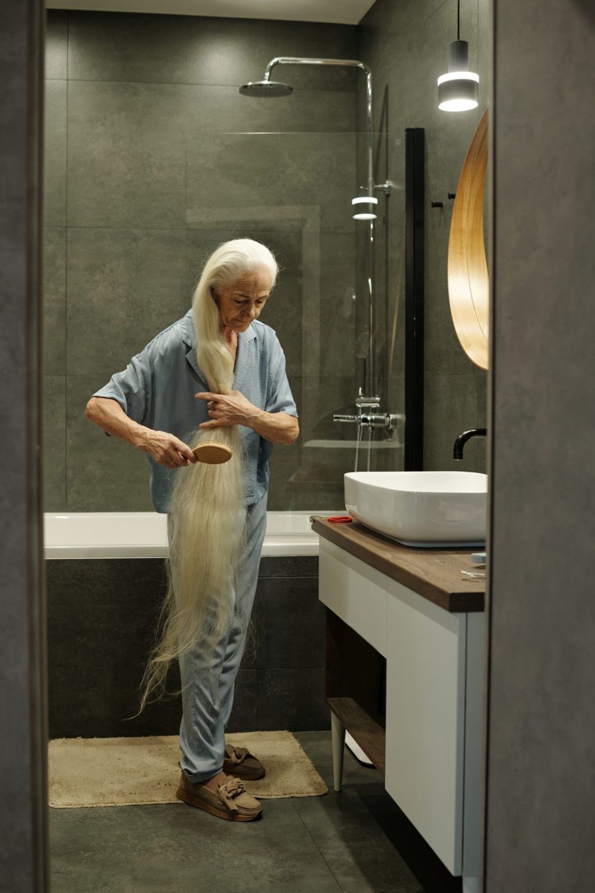 Personne âgée de 74 ans se levant la nuit pour aller aux toilettes.
